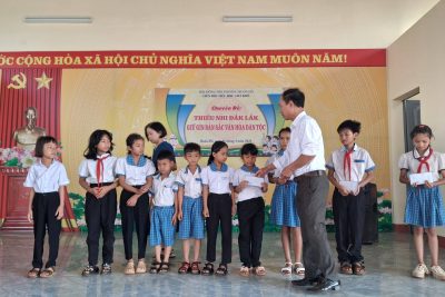 Trao quà cho  12 hs nghèo, khó khăn tại Liên Đội, từ quỹ kế hoạch nhỏ.Năm học 2025-2026