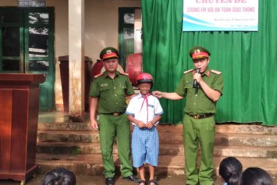 Trường TH Ama Khê phối hợp với công an phường Buôn Hồ -Tuyên truyền phòng chống bạo lực học đường, tai nạn thương tích… – Chuyên đề : chúng em với ATGT
