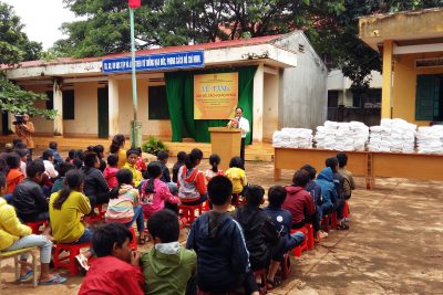 Trao tặng hơn 160 bộ sách và học bổng cho HS nghèo 2/8/2019