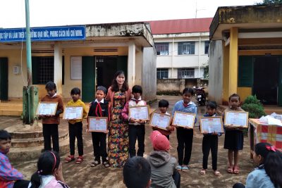 Học sinh nhận quà hội khuyến học phường An Lạc 2020 – 2021