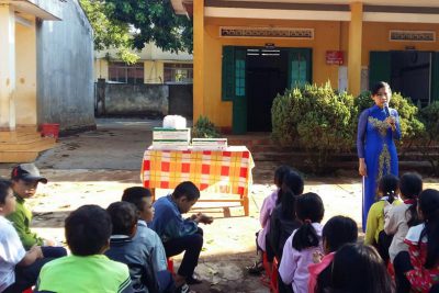Học sinh nhận sữa từ nhà hảo tâm – năm học 2019-2020