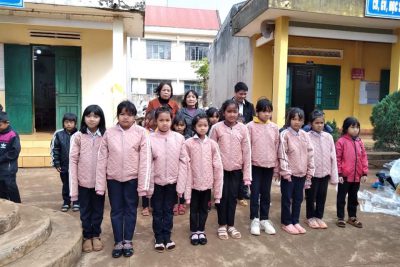 Hình ảnh trao 180 chiếc áo ấm cho học sinh